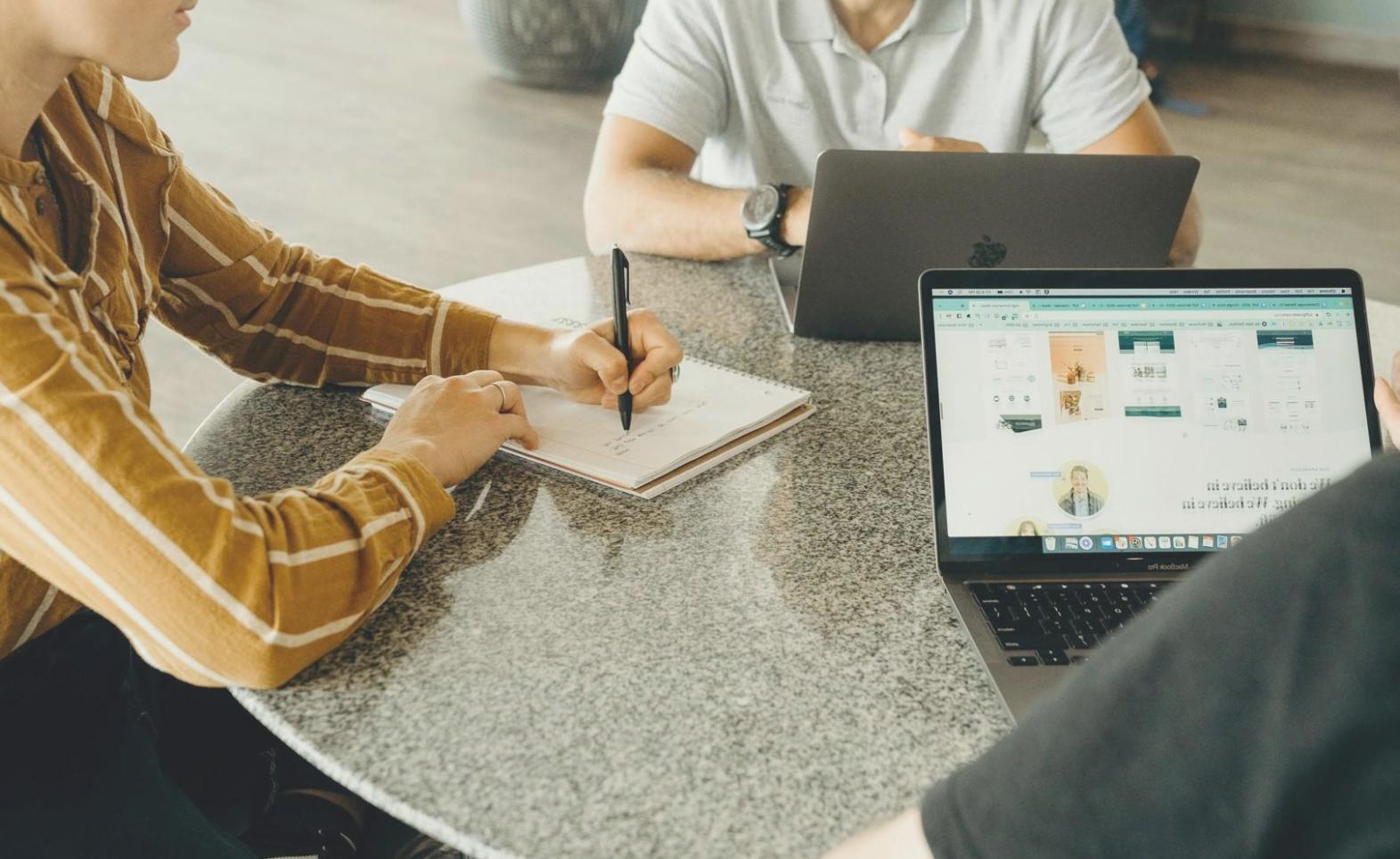 Interaktivní vzdělávací aktivity a skupinové workshopy